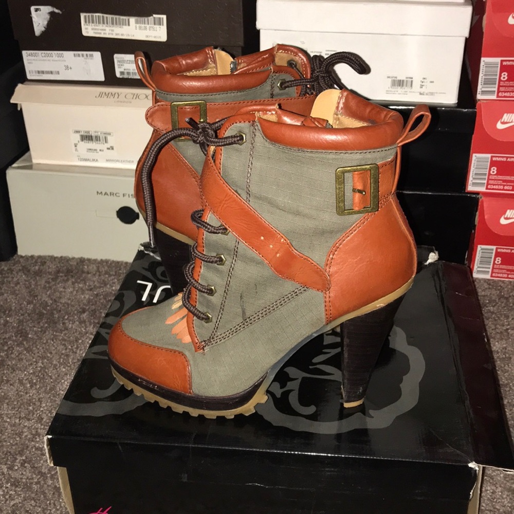 Heeled combat style boot - Picture 2 of 2